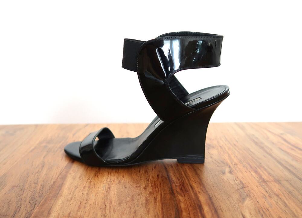 MANOLO BLAHNIK Pepewe Patent Leather Ankle Strap Wedge Sandal 37 6.5 7 $895
